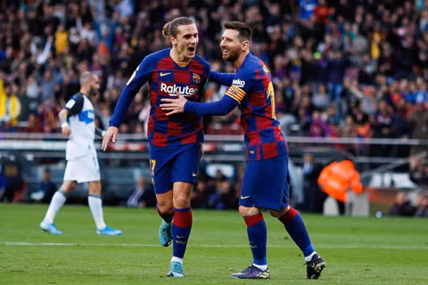 Griezmann (trái) sẽ tốn của Man United 90 triệu bảng.