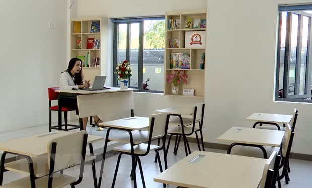 Giáo viên Trường tiểu học Chu Văn An, thành phố Đồng Hới (Quảng Bình) dạy học trực tuyến. (Ảnh: Văn Tý/TTXVN)
