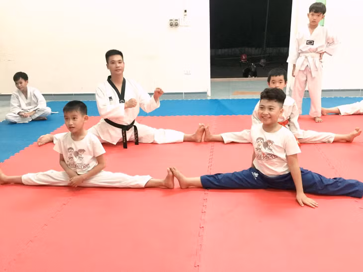 Các em nhỏ thích thú sau mỗi giờ học võ của Lê Văn Hướng