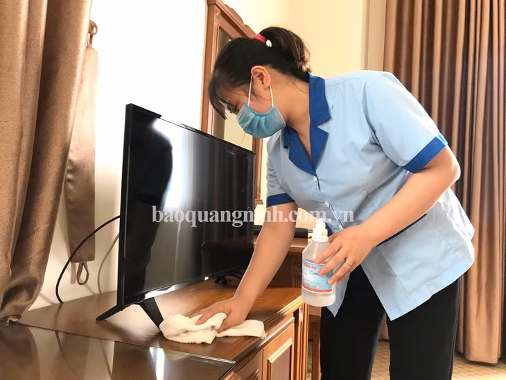 Nhân viên khách sạn Grand Hạ Long lau dọn phòng trước khi đón người cách ly. 