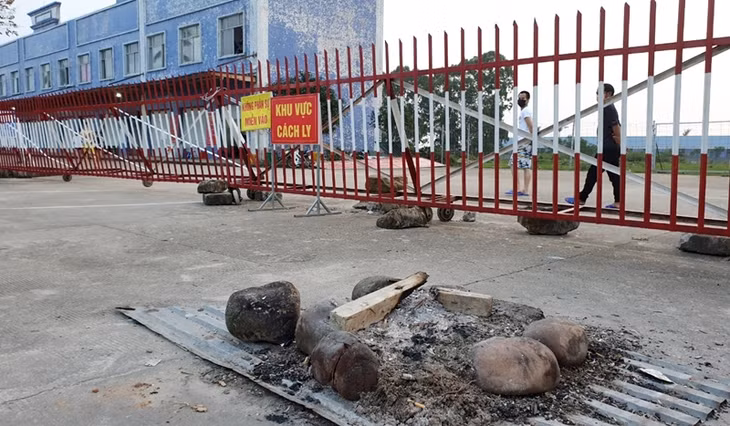 Những tối rét mướt, các CBCS phải đốt lửa để sưởi ấm.