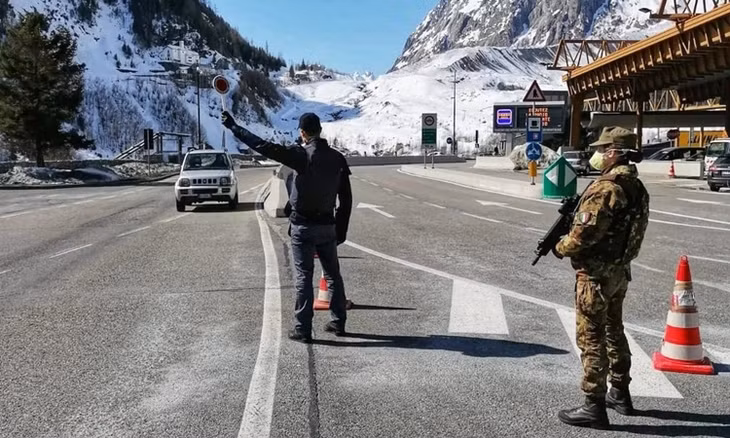 Cảnh sát biên giới tiến hành kiểm tra phương tiện tại đường hầm Mont Blanc ở Courmayeur, Italy, ngày 17/3. Ảnh: Reuters.