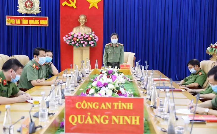 Đại tá Đỗ Văn Lực, Giám đốc Công an tỉnh phát biểu tại cuộc họp