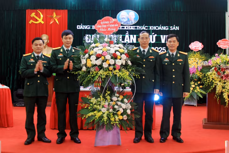 Đại tá Đặng Văn Dũng, Bí thư Đảng uỷ, Chủ tịch Tổng Công ty Đông Bắc tặng hoa chúc mừng Đại hội