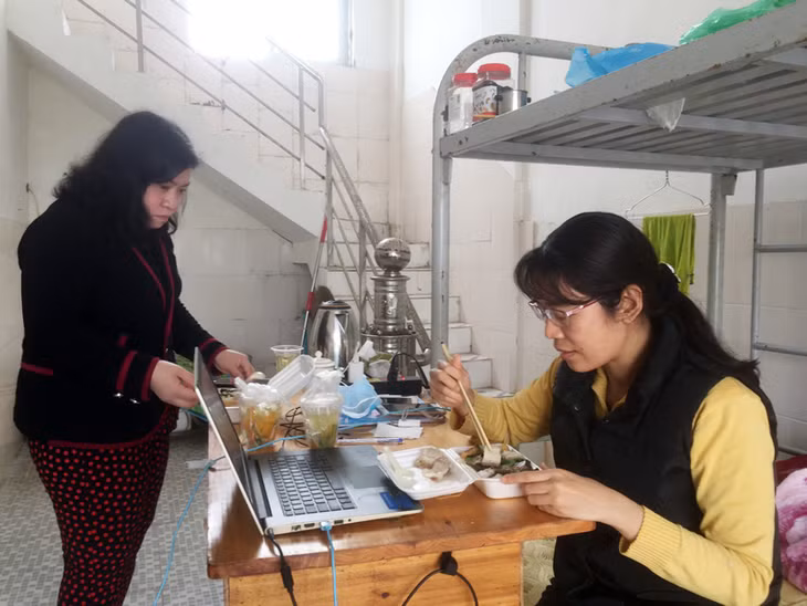 Hàng ngày chị Tăng Thanh Hòa (bên phải) thực hiện cách ly tập trung tại Công ty Centre Way từ ngày 8/3