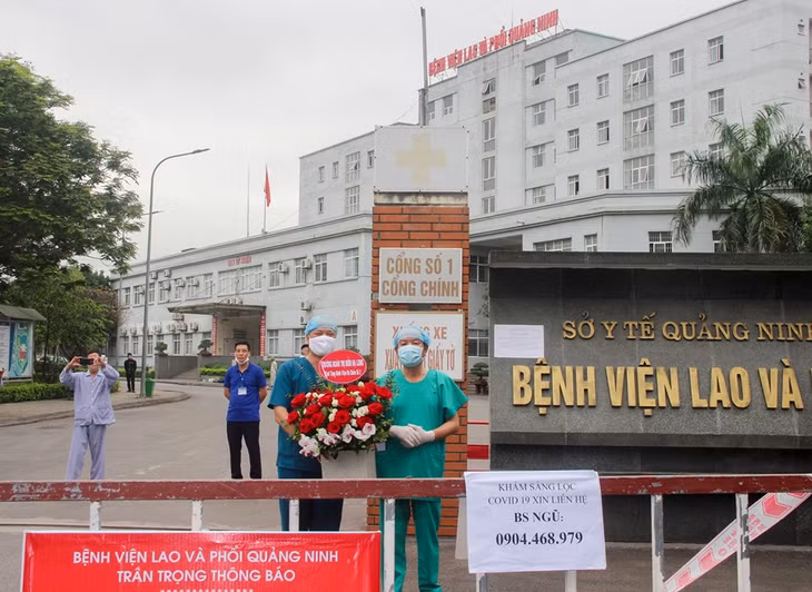 Bác sĩ Nguyến Quốc Hùng nhận lẵng hoa, cảm ơn sự chia sẻ của của trường Đoàn Thị Điểm (Hạ Long).