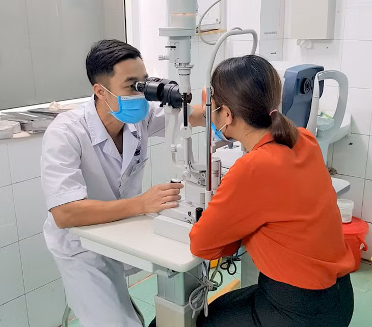 Kiểm tra các bệnh về mắt cho bệnh nhân tại Trung tâm Y tế Vân Đồn.