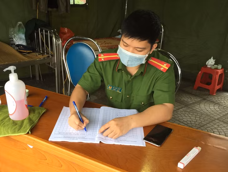 Danh sách phương tiện và số lượng người vào Quảng Ninh qua chốt được ghi chép đầy đủ.