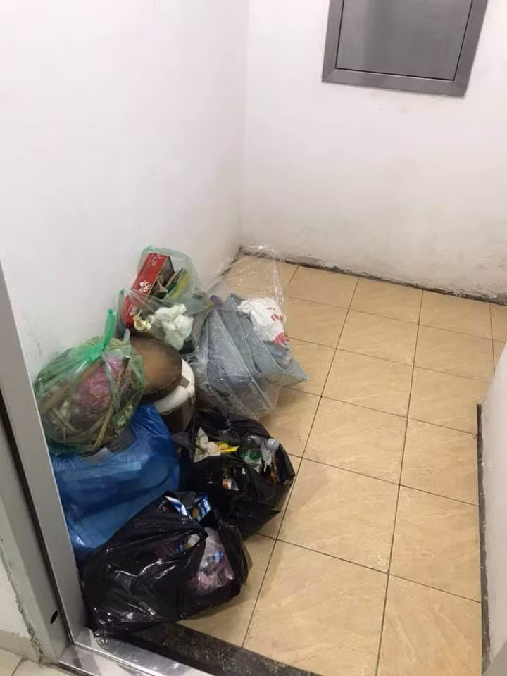 Thậm chí rác thải đã đem vào phòng thu gom rác nhưng không vứt vào họng rác mà để ngay dưới sàn.