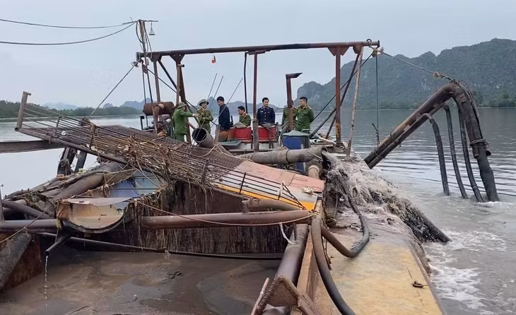 Phương tiện và tang vật dùng để hút cát trái phép do lực lượng chức năng phát hiện, tạm giữ.