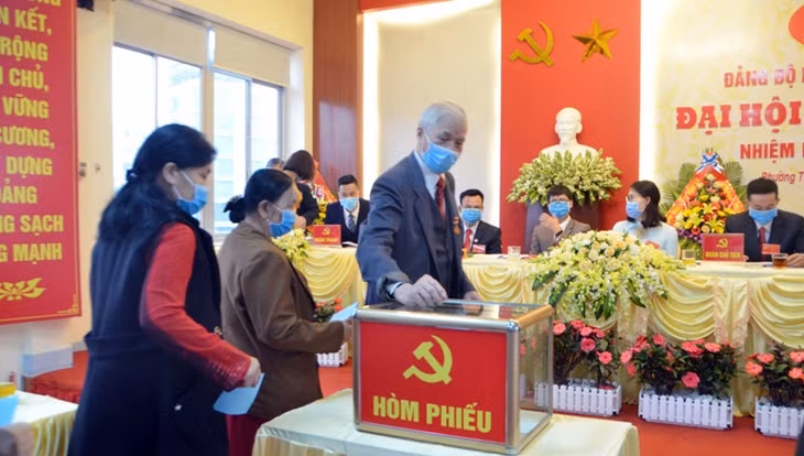 Các đảng viên bỏ phiếu bầu BCH Đảng bộ phường Trần Phú khóa V, nhiệm kỳ 2020-2025.