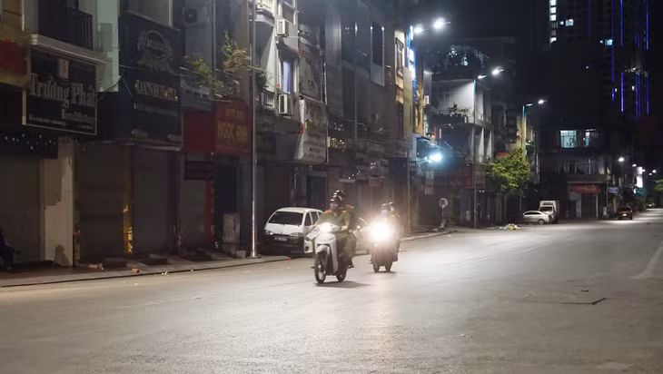 Lực lượng chức năng đi tuần tra, kiểm soát tại các tuyến đường, trong đó đặc biệt chú trọng đến các tuyến đường trước đây có nhiều mặt hàng kinh doanh và người đi lại.