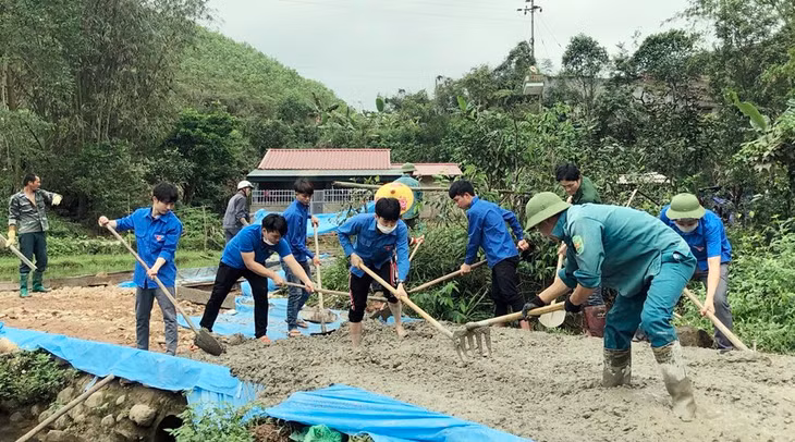Đoàn thành niên cùng người dân thi công trục đường tại bản Lý Sáy Chảy xã Quảng Lâm (huyện Đầm Hà).