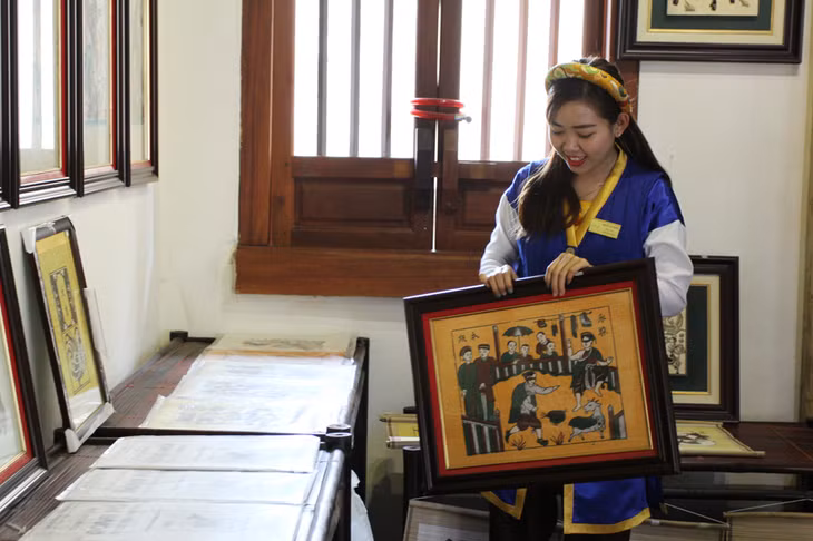 Một bức tranh hoàn thiện được đóng khung.