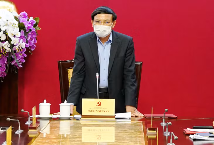 Bí thư Tỉnh ủy, Chủ tịch HĐND tỉnh Nguyễn Xuân Ký phát biểu chỉ đạo tại cuộc họp.