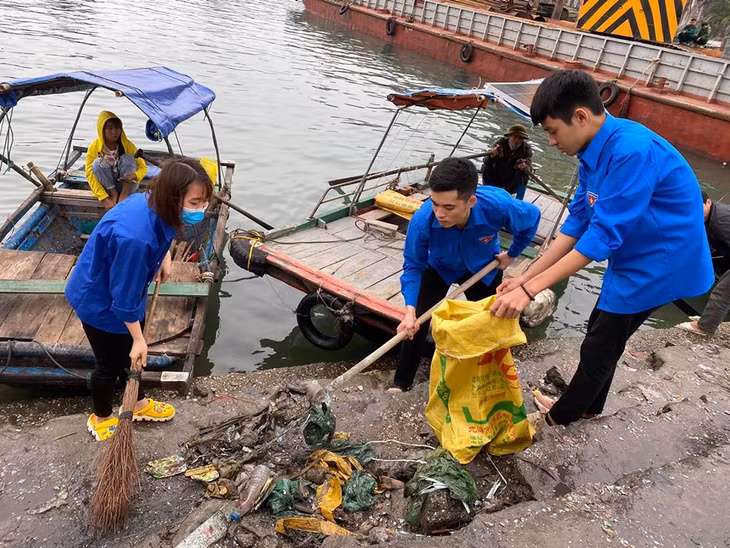 ĐVTN Thị trấn Cái Rồng (huyện Vân Đồn) tham gia dọn dẹp vệ sinh môi trường tại cảng Cái Rồng