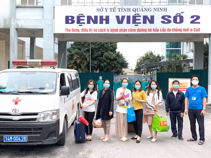 19 người hoàn thành cách ly tại Bệnh viện dã chiến số 2 được xe của đơn vị đưa về tận gia đình.