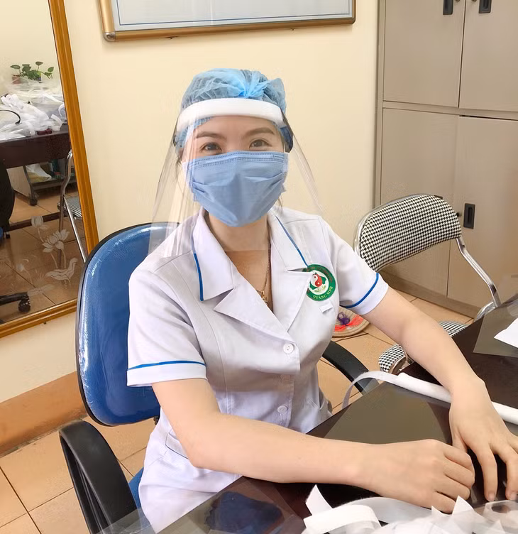 Nhân viên y tế sẽ kết hợp đeo khẩu trang, mũ giấy và mặt nạ phòng hộ cá nhân này nhằm tránh được nguy cơ xâm nhập của virus.