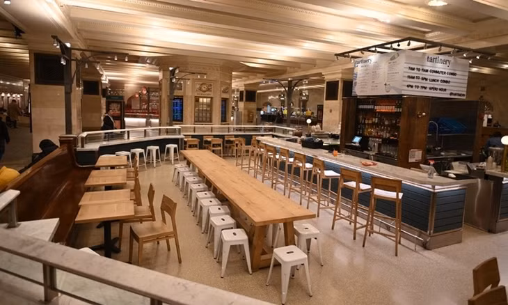 Một quán cafe ở ga tàu đóng cửa tại Manhattan, New York ngày 16/3. Ảnh: AFP.