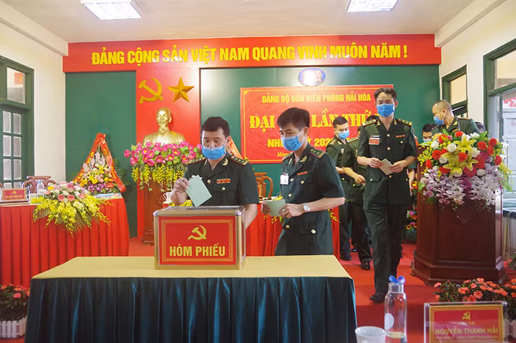 Đại hội bỏ phiếu bầu Ban Chấp hành Đảng bộ Đồn BP Hải Hòa nhiệm kỳ mới. 