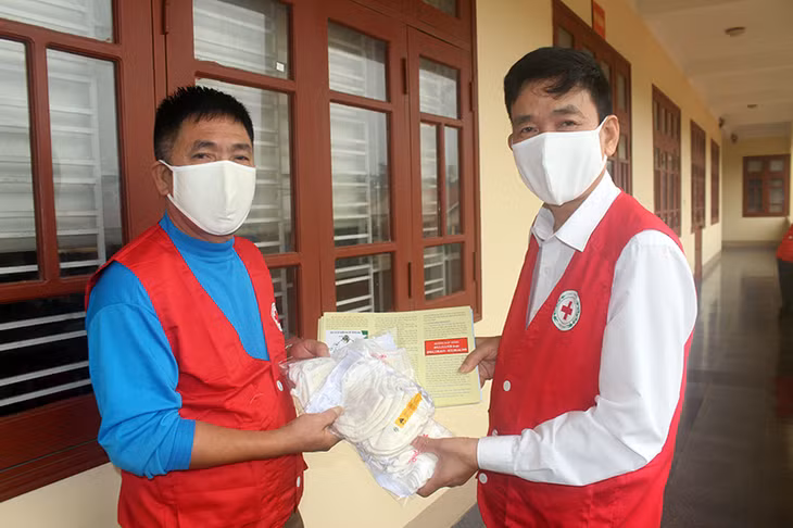 Thành viên của các Đội xe ôm “ thân thiện – an toàn” được cấp phát khẩu trang và tờ rơi tuyên truyền phòng chống bệnh dịch Covid – 19.
