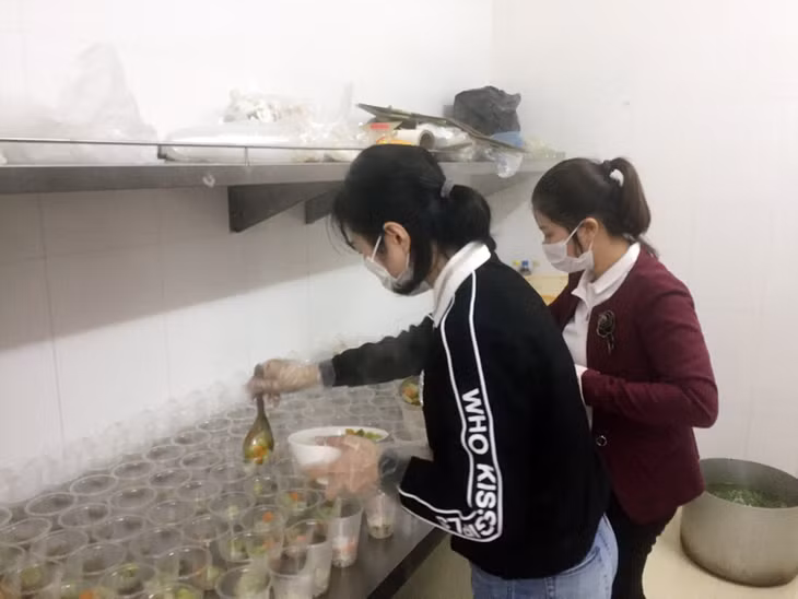 Các suất ăn đều được chế biến đảm bảo an toàn vệ sinh thực phẩm từ các thực phẩm tươi ngon.