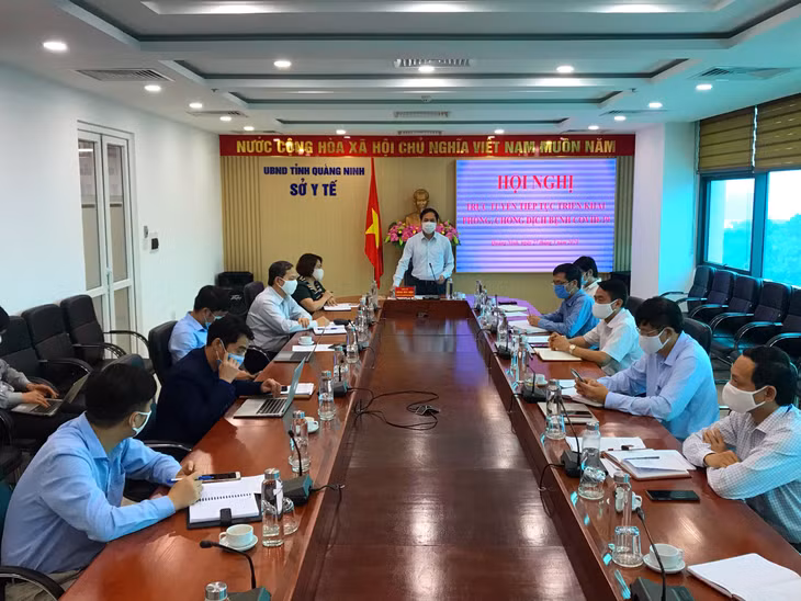 Đồng chí Đặng Huy Hậu, Phó Chủ tịch Thường trực UBND tỉnh dự và chỉ đạo hội nghị.