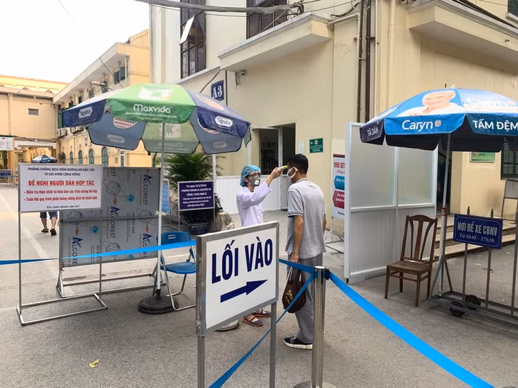 Đo thân nhiệt trước khi vào bệnh viện.