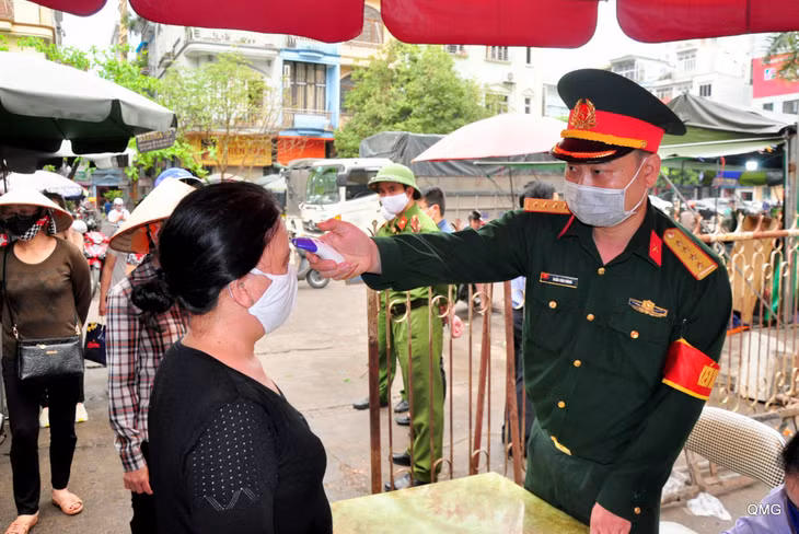 Các lực lượng công an, quân sự của TP Hạ Long tích cực vào cuộc, phối hợp siết chặt kiểm soát y tế tại khu vực Chợ Hạ Long I từ hôm nay, 27/3.