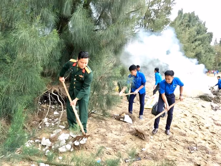 Huyện Đoàn Hải Hà phối hợp với Đồn Biên phòng xã Quảng Đức tổ chức dọn dẹp vệ sinh bãi biển.
