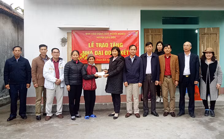 Các đơn vị, tổ chức trao tặng kinh phí hỗ trợ cho gia đình bà Từ Thị Lợi, thôn Tràng Hương, xã Đoàn Kết, huyện Vân Đồn (Ảnh: Đỗ Hiền-Trung tâm TT-VH Vân Đồn)