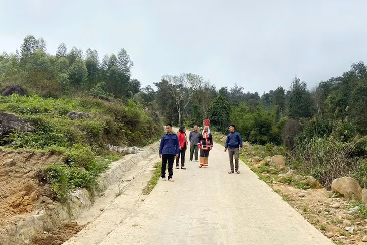 con đường nội thôn Chi Sếnh-Nà Mang thuộc thôn Khe Mọi (xã Đồng Văn, huyện Bình Liêu) dài hơn 2km nay đã được bê tông rộng rãi, sạch đẹp. 