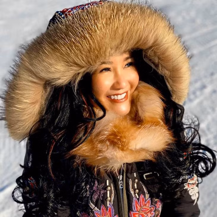 Diva Hồng Nhung đã ủng hộ 500 bộ quần áo chống dịch.
