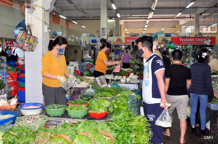 Hoạt động mua bán lương thực, thực phẩm, nhu yếu phẩm tại các chợ vẫn diễn ra tương đối bình thường. Người bán và người mua đều chấp hành nghiêm túc việc đeo khẩu trang khi giao dịch.