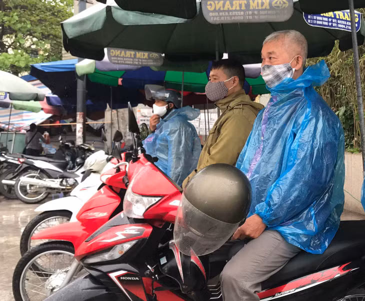 ...đến các bác xe ôm ở cổng chợ Hạ Long 1. 