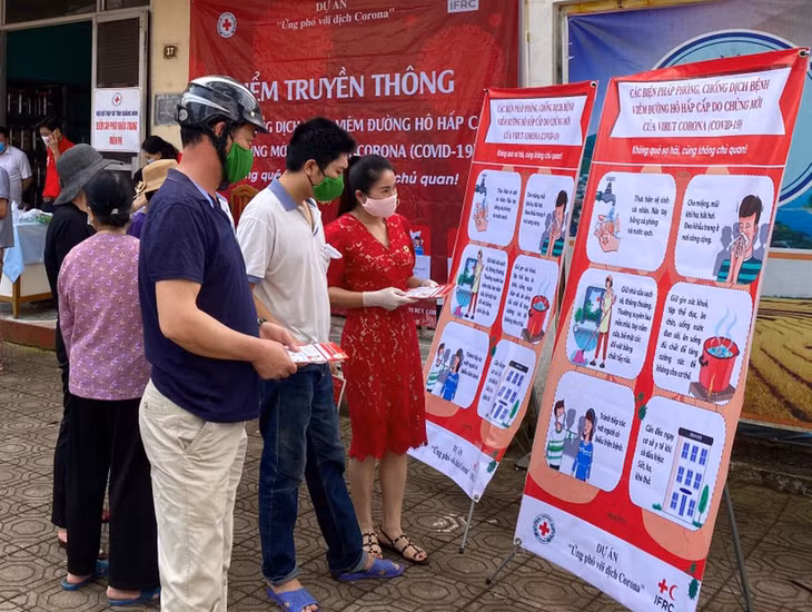 Người dân tìm hiểu các nội dung tuyên truyền về phòng, chống dịch Covid-19 tại buổi tuyên truyền.