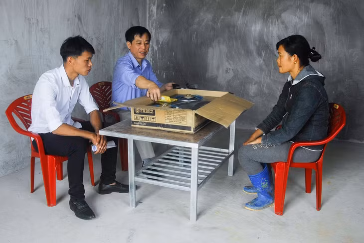 Cán bộ Ủy ban MTTQ huyện Hải Hà và xã Quảng An nắm tình hình hộ nghèo tại thôn Tình Á.