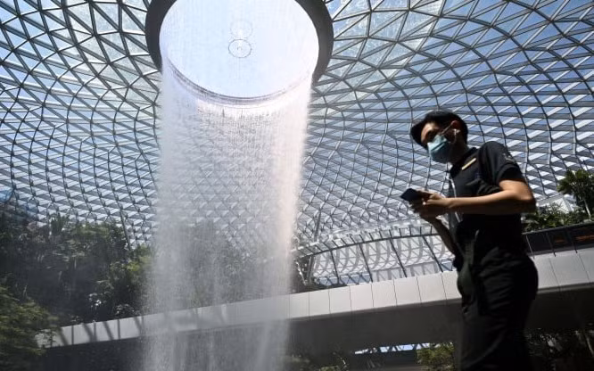 Một nam giới đeo khẩu trang phòng dịch Covid-19 tại một sân bay của Singapore. Ảnh: Getty