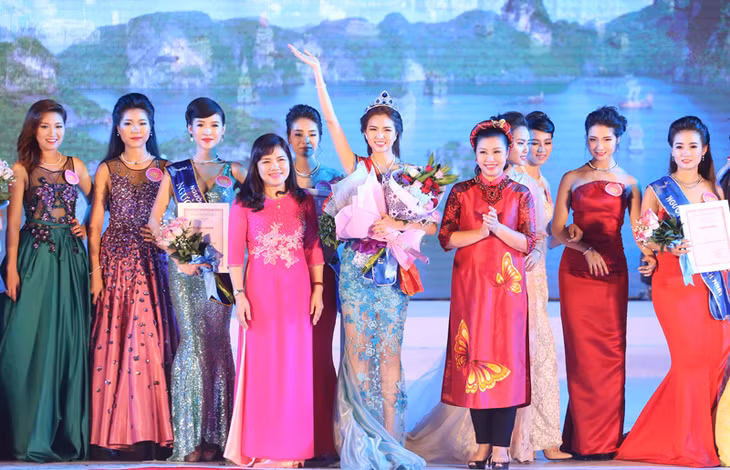 Thí sinh Vũ Thị Vân Anh đăng quang Người đẹp Hạ Long 2016.
