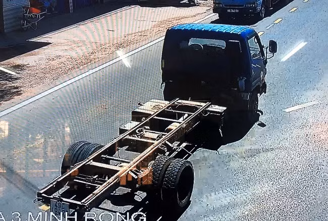 Xe tải sau khi bị đối tượng Lân bán mất thùng.