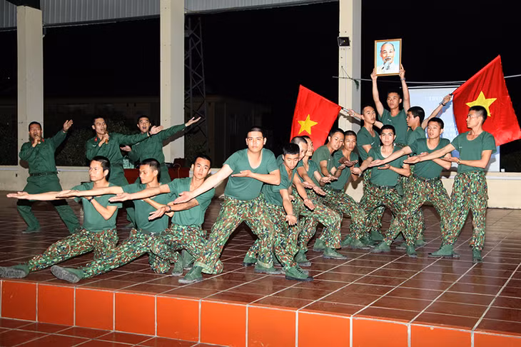 Chương trình văn nghệ của chiến sĩ mới.