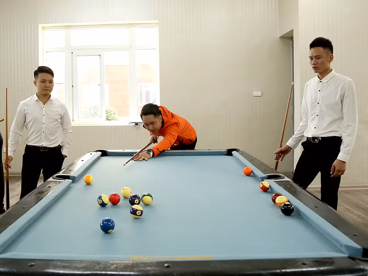 Những giờ phút thư giãn của Thợ lò than Nam Mẫu sau giờ làm việc. 