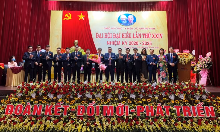 Ban chấp hành Đảng bộ Chi cục Hải quan cửa khẩu cảng Hòn Gai nhiệm kỳ 2020-2025 ra mắt đại hội.