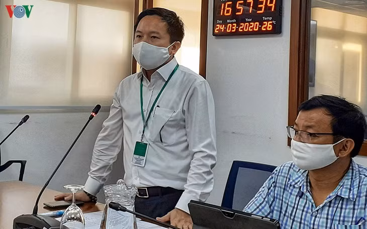  Ông Từ Lương (đứng) thông tin, ngoài các tài khoản trong nước, còn có 5 tài khoản facebook ở nước ngoài chưa được xác minh, xử lý