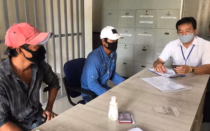  Tổ công tác lập biên bản xử phạt 2 người không đeo khẩu trang nơi công cộng