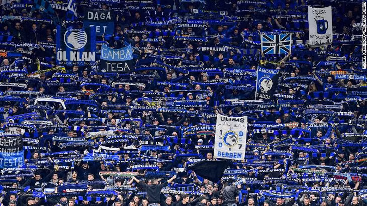Cổ động viên Atalanta trong trận đấu với Valencia ngày 19/2 tại Milan. Ảnh: CNN