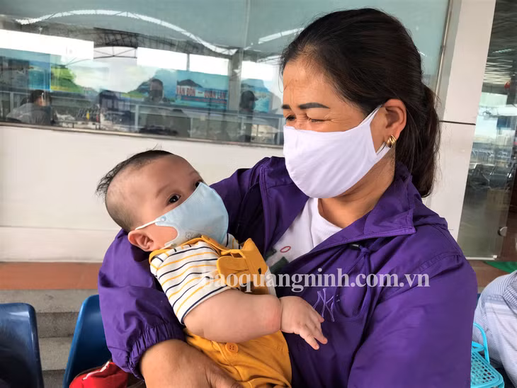 Khi lên tàu, hành khách phải đảm bảo đeo khẩu trang đầy đủ và được rửa tay bằng dung dịch sát khuẩn. 