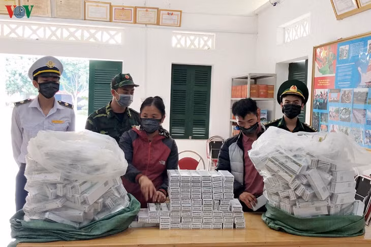 Đối tượng Tẩn Mí Dao cùng tang vật nhập lậu.