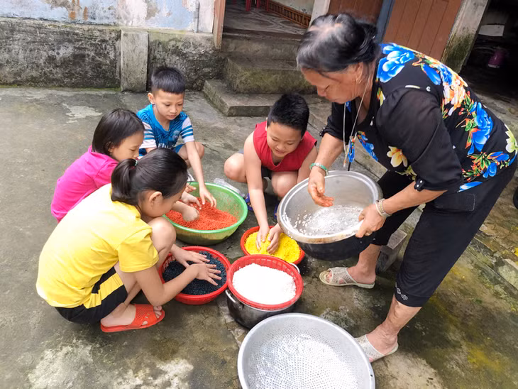 Bà cháu cùng sum họp làm món xôi 3 màu để cúng tổ tiên.