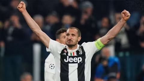 Dù đã 35 tuổi, nhưng vai trò thủ lĩnh trên sân của Chiellini ở Juve vẫn không hề suy giảm.